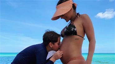 Grávida, Claudia Leitte posa de biquíni e ganha beijo do filho na barriga