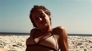 Bruna Griphao posa de biquíni ao turbinar bronzeado na praia: "Segunda casa"