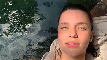Em viagem, Bruna Linzmeyer pula em água com seios à mostra e posta foto