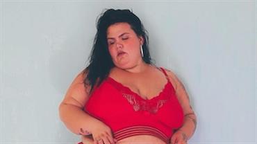 De lingerie, Thais Carla finge fumar em foto sexy e internauta critica "romantização" do cigarro