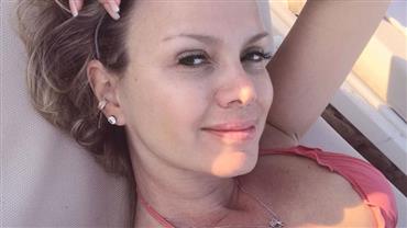 Aos 45 anos, Eliana posta foto rara de biquíni e sem make na Itália