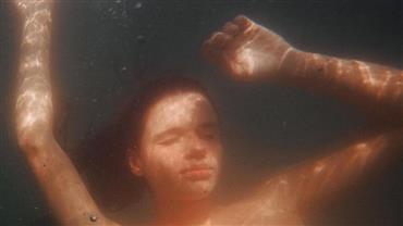 Bruna Linzmeyer posa nua embaixo d'água e internauta dispara: "Parece uma pintura renascentista"