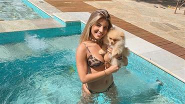 Ex-BBB, Hariany ostenta boa forma e curte piscina com cachorrinho
