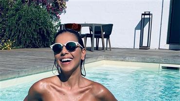 Na Itália, Mariana Rios posa de topless e brinca: "Sem maturidade para quarto com piscina"
