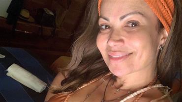 Ex-gordinha, Solange Almeida mostra barriga chapada de biquíni aos 44 anos