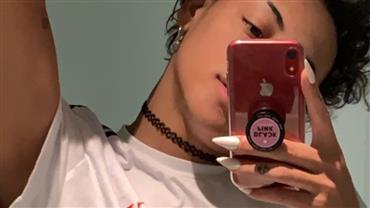 Pabllo Vittar troca fio-dental por cuequinha branca em selfie sem maquiagem
