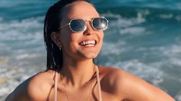 Larissa Manoela posa de biquíni em praia e Maisa Silva pede: "Me leva?"