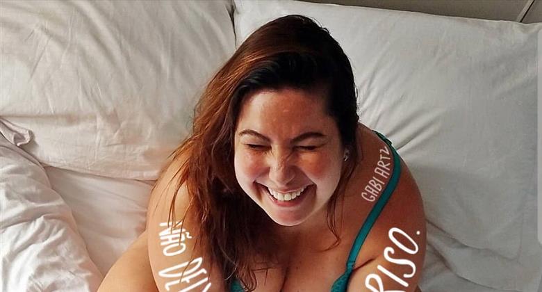 De lingerie, Mariana Xavier posa sorridente e manda recado em foto
