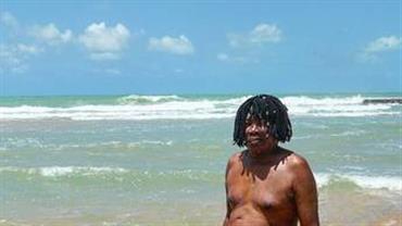 Milton Nascimento surge de sunga em fotos raras com filho e banda em praia