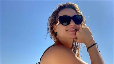 Aos 47 anos, Rita Guedes posa de biquíni durante passeio de barco