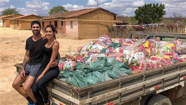 Adriana Sant'Anna e Rodrigão doam cestas básicas para famílias carentes: "Três meses de alimentação"