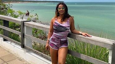 Viviane Araújo posa com shorts curtinho em dia de praia e fãs elogiam: "Muita perfeição"