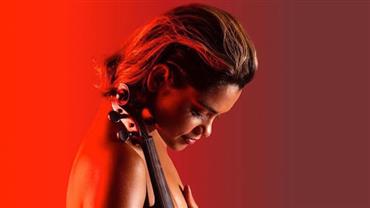 Lucy Alves surge em fotos de ensaio nu com violino e sanfona