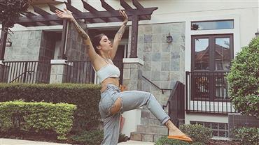 Gabriela Rippi posa com calça exótica e "bumbum de fora" chama atenção