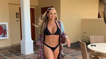 Aos 49 anos, Mariah Carey ostenta curvas ao postar foto de biquíni