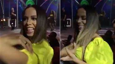 Anitta dá tapa em fã que pegou no cabelo dela; assista ao vídeo