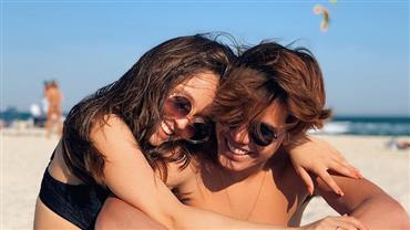 Larissa Manoela celebra aniversário do namorado com foto de biquíni: "Quero você todos os dias"