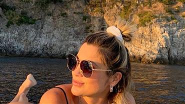 De maiô, Flávia Alessandra mostra marquinha no bumbum em férias na Itália