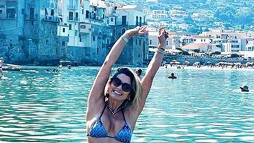 De biquíni, Flávia Alessandra dá uma "alongada" ao posar dentro do mar na Itália