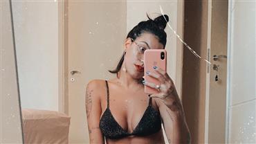 De biquíni, Gabi Prado mostra boa forma ao postar selfie no espelho