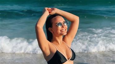 Larissa Manoela exibe curvas ao posar de biquíni na praia