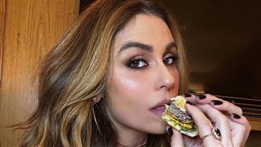 De topless? Giovanna Antonelli posta clique sensual comendo hambúrguer