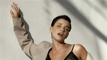 Bruna Linzmeyer exibe bumbum em foto com calcinha transparente: "Aprendi a ter prazer"