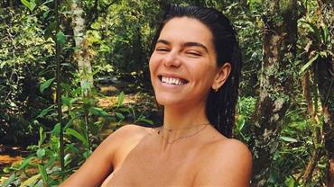 Mariana Goldfarb posa de toalha no meio do mato e fãs notam "detalhe"