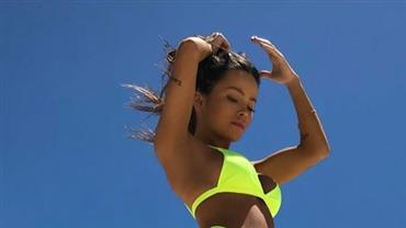 Bianca Anchieta exibe corpão de biquíni e fã repara em marquinha