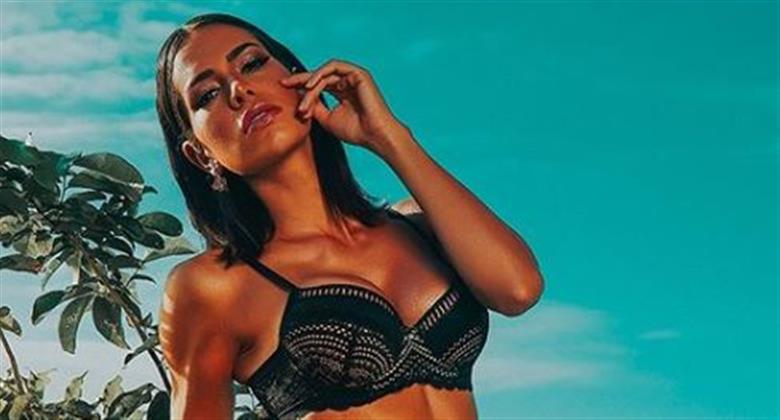 Adriana Sant'anna exibe curvas em foto de lingerie e ostenta superbronzeado
