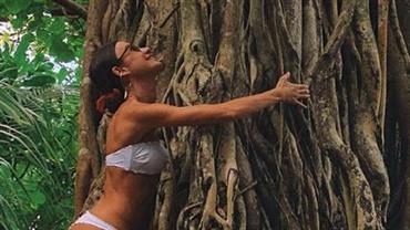 De biquíni, Thaila Ayala abraça árvore durante lua de mel com Renato Góes