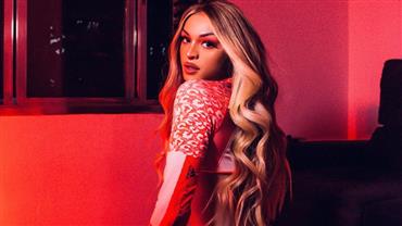 Pabllo Vittar posa de fio-dental e deixa bumbum em evidência