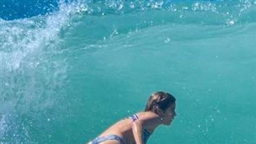 Surfista, Isabella Santoni pega onda de biquíni no Rio