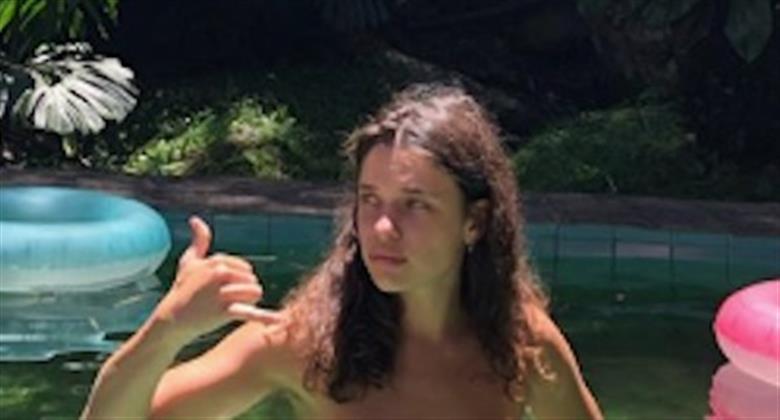 Bruna Linzmeyer faz topless na piscina e cobre seios com emojis