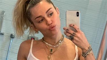 Sem sutiã, Miley Cyrus usa blusa transparente e deixa mamilos à mostra