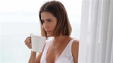 Deborah Secco posta foto de lingerie e exibe barriga definidíssima