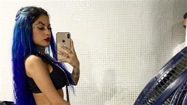 Em selfie ousada, Tati Zaqui mostra bumbum avantajado e sensualiza na web