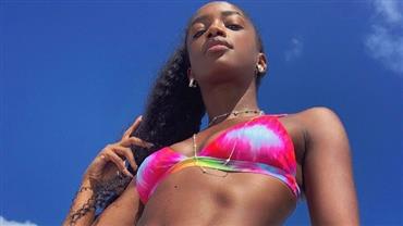 Iza exibe corpão de biquíni em foto com ângulo ousadíssimo e fã observa: "Abuso uma foto debaixo ser perfeita"