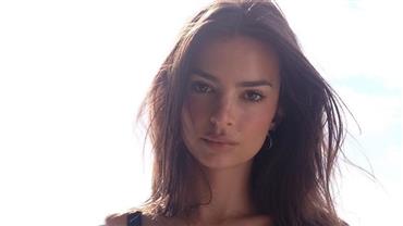 Nua, Emily Ratajkowski posa bem à vontade em sofá: "Tentei dar zoom"
