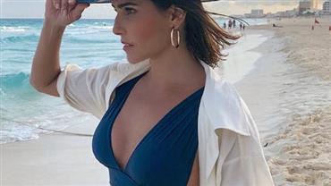 Deborah Secco posa de biquíni em Cancún e corpão impressiona
