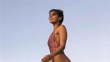 Isabella Santoni posa com maiô cavado e exibe bumbum em praia no Rio