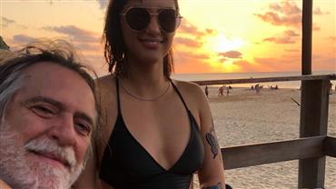 Namorada de José de Abreu, Carol Junger mostra bumbum ao posar de biquíni