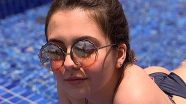 Aos 19 anos, Klara Castanho posa de biquíni em dia de piscina