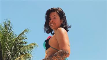 Filha de Paloma Duarte posa de biquíni e deixa bumbum tatuado à mostra
