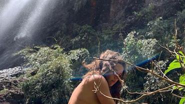 Bruna Linzmeyer faz topless em meio a natureza e fã comenta: "Selvagem"