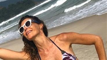 Aos 48 anos, Mylla Christie posa de biquíni em praia: "Cuidado com o caldo"