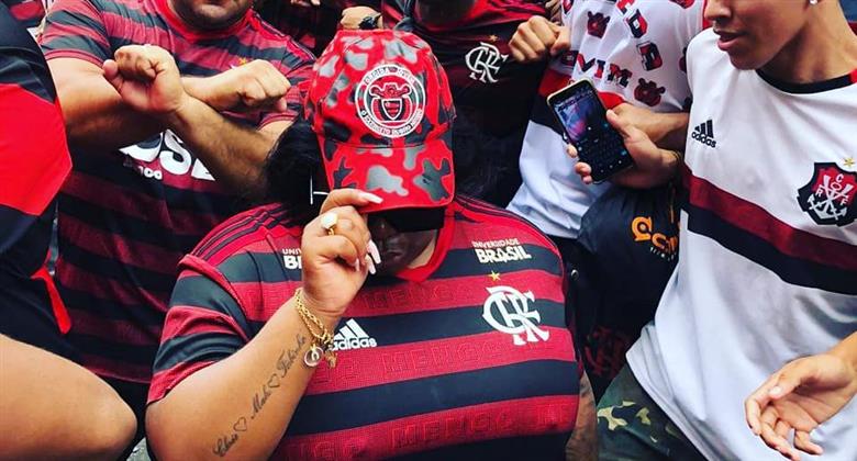 Jojo Todynho se joga no meio da multidão para comemorar título do Flamengo