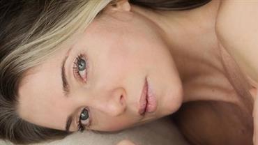Aos 46 anos, Letícia Spiller posa de topless na cama