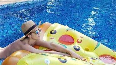 De topless, Lívia Andrade investe em fio-dental e exibe "bumbum flutuante" em piscina