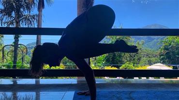 Isis Valverde joga bumbum para o alto e prova equilíbrio ao praticar yoga